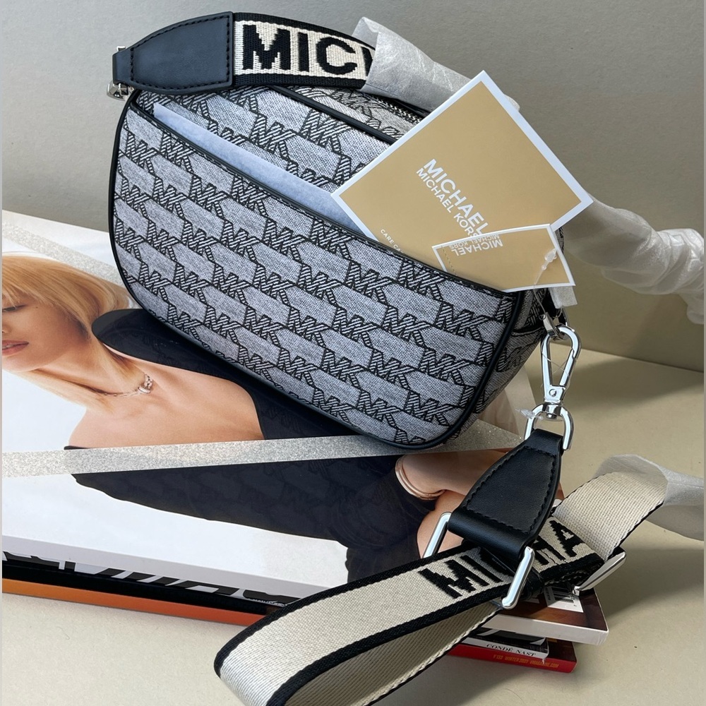 (new+tag) Michael Kors jet set travel oval camera crossbody color black/white - Picture 8 of 12